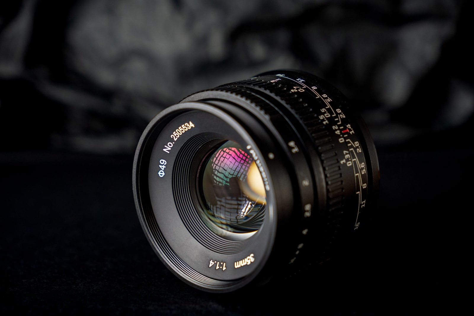 Fotografía de producto del lente 7Artisans 35mm f/1.4, ángulo lateral, producción Plano Sur Audiovisual
