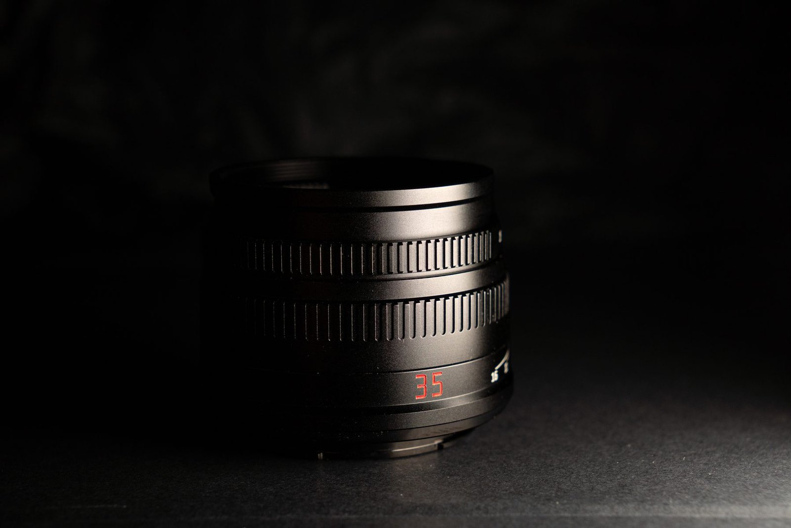 Fotografía de producto del lente 7Artisans 35mm f/1.4, detalle, producción Plano Sur Audiovisual